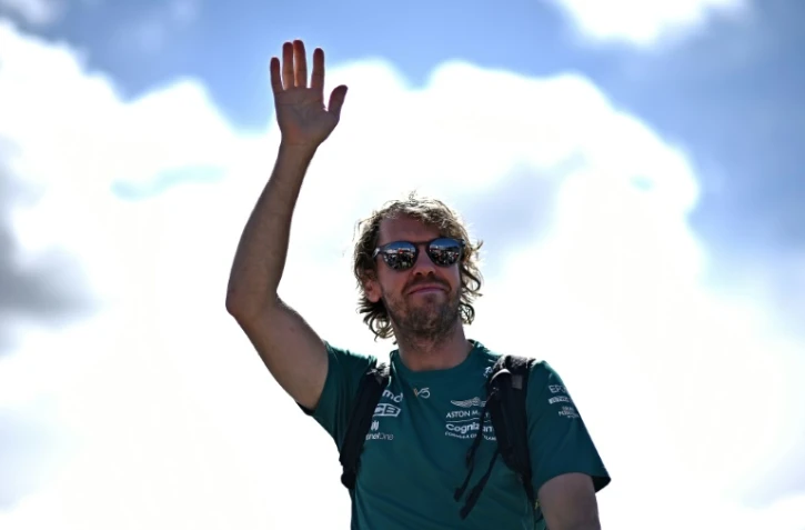 m'Allemand Sebastian Vettel, quadruple champion du monde de F1, salue ses supporters à son arrivée sur le circuit de Silverstone le 3 juillet 2022 en Angleterre