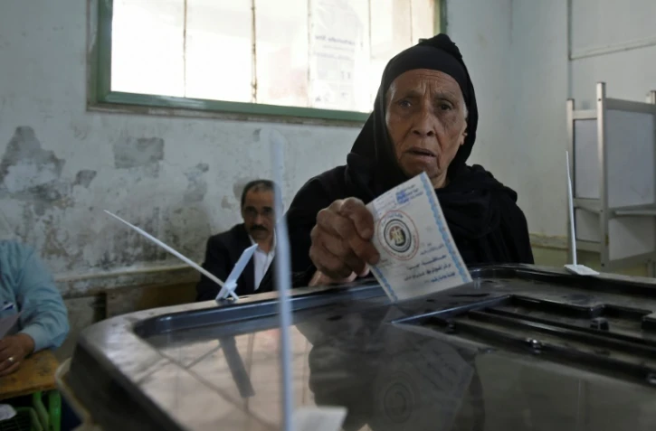 Une Egyptienne vote à l'occasion du premier jour de la présidentielle, le 26 mars 2018 à Guizeh, dans la banlieue du Caire