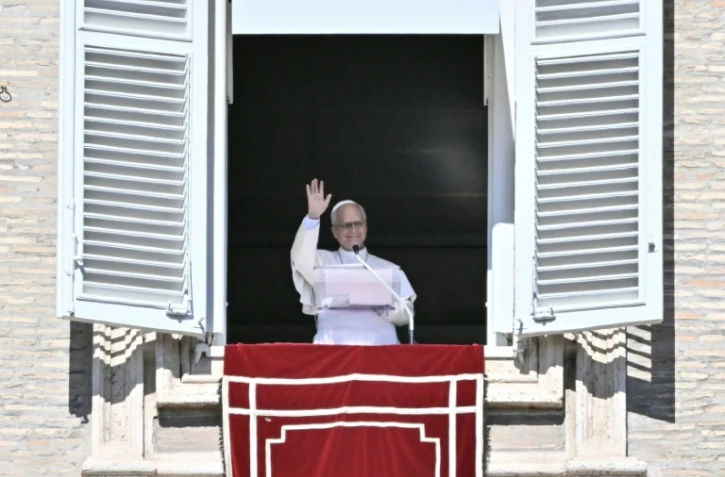 Le pape Léon XIV durant la prière de l'Angélus, depuis le palais apostolique sur la place Saint-Pierre, au Vatican, le 11 octobre 2026