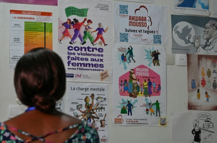 Une femme vient pour une consultation au centre d'accueil Akwaba Mousso pour les femmes et les enfants victimes de violences, le 6 mars 2024 à Abidjan, en Côte d'Ivoire 