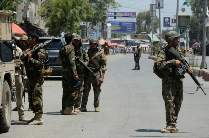 Des forces de sécurité afghanes prennent position après une attaque contre la télévision publique à Jalalabad, le 17 mai 2017