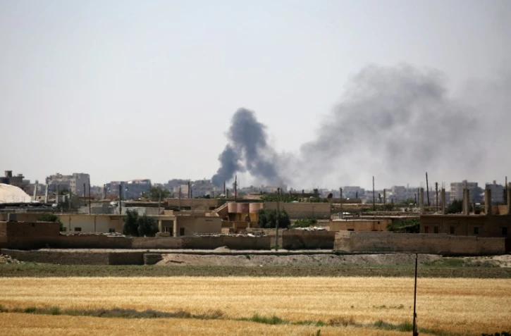 De la fumée au-dessus d'un quartier de Raqa lors de l'avancée des Forces démocratiques syriennes, le 7 juin 2017