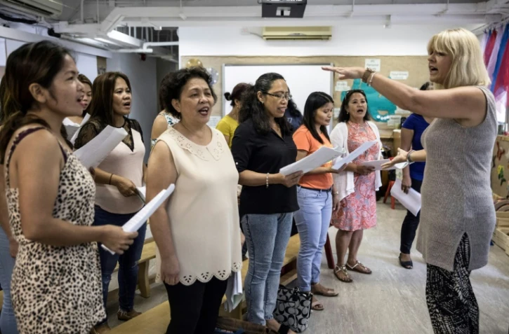 Chaque dimanche, des domestiques philippines se réunissent à Hong Kong pour chanter des airs qui leur rappellent les enfants qu'elles ont laissés au pays.