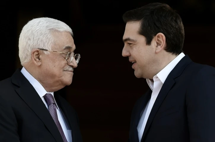 Le président palestinien Mahmoud Abbas (g) et le Premier ministre grec Alexis Tsipras, à Athènes, le 21 décembre 2015