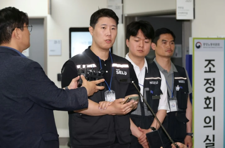 Choi Seung-ho (au centre), président du syndicat de Samsung Electronics, s'adresse aux journalistes à Sejong, en Corée du sud, le 20 mai 2026