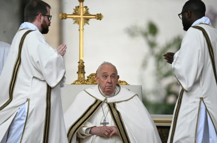 Le pape François (c) préside la messe de Pâques, le 31 mars 2024 sur la place Saint-Pierre de Rome