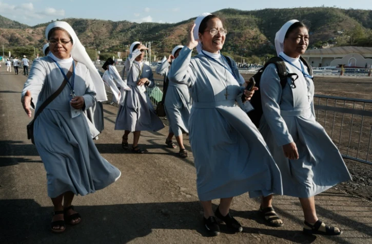 Des sœurs indonésiennes vivant au Timor oriental marchent sur l'esplanade de Taci Tolu, où le pape François dirigera une messe, avant sa visite à Dili, le 7 septembre 2024