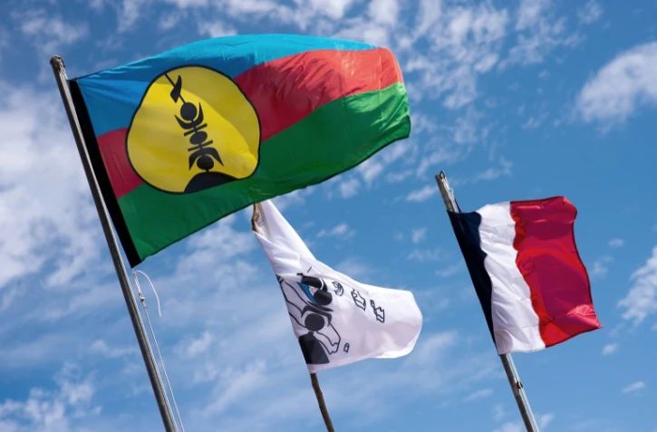 Des drapeaux kanaks et français sur l'île d'Ouvéa en Nouvelle-Calédonie, le 27 juillet 2013