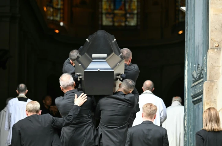 Le cercueil noir de Thierry Ardisson fait son entrée en l'église Saint-Roch à Paris le 17 juillet 2025
