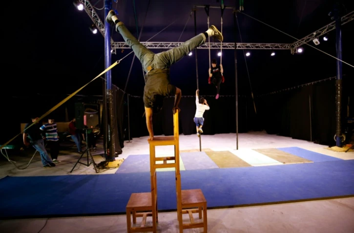 Des jeunes Palestiniens s'entraînent à l'école de cirque de Bir Zeit, en Cisjordanie occupée, le 22 mars 2016