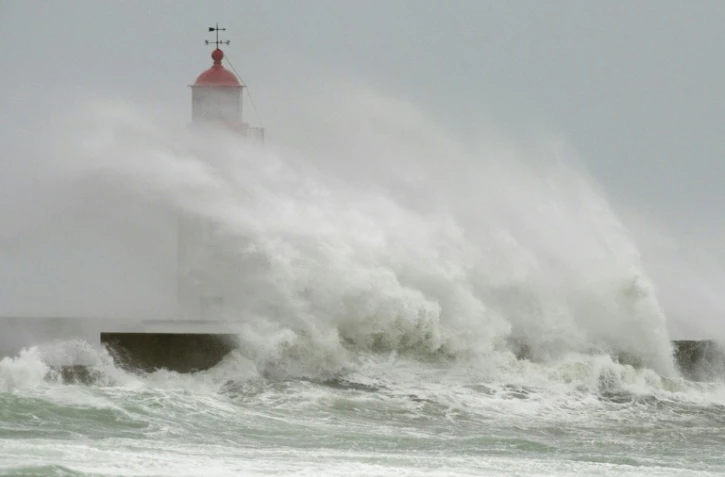Une vague s'écrase sur le phare du Guilvinec lors d'une tempête, le 14 février 2014 dans le Finistère