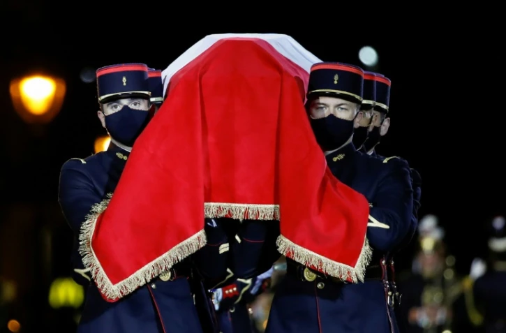 Des hommes de la Garde républicaine portent le cercueil de Maurice Genevoix au Panthéon, à Paris le 11 novembre 2020