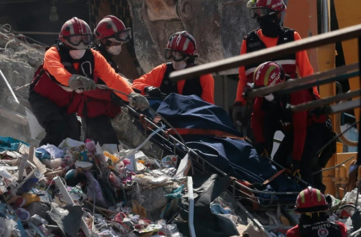 Un corps extrait des décombres le 20 avril 2016 à Manta