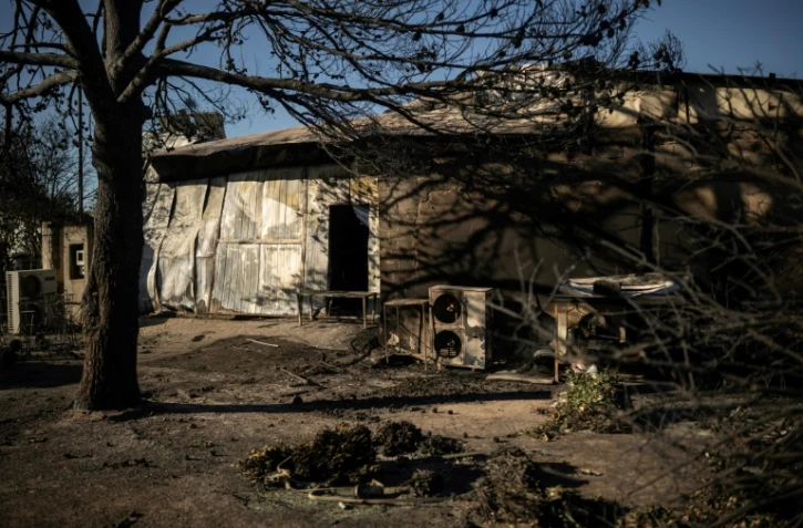 Un bouquet de fleurs devant l'usine dans laquelle est décédée une employée dans les violents incendies qui touchent, Chalandri,une ville de la banlieue nord-est d'Athènes  (Grèce), le 13 août 2024  