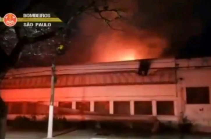 Un entrepôt de la cinémathèque de Sao Paulo, au Brésil, est ravagé par un incendie, le 29 juillet 2021