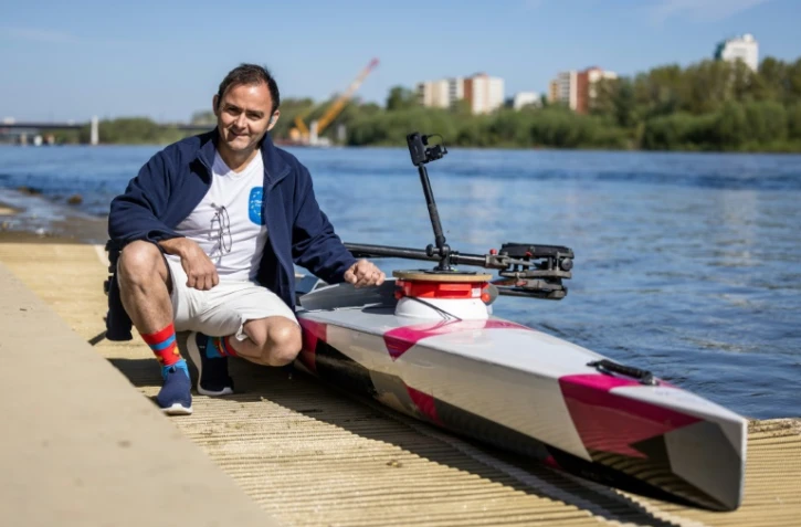 Le Français Christophe Gruault lors des préparatifs de son périple de plus de 2.000 km à bord d'un canot à rame, le 1er mai 2023 à Varsovie, en Pologne