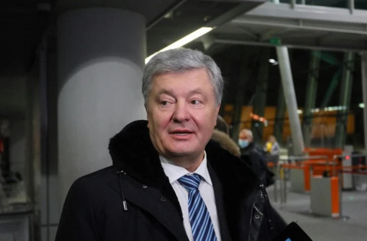 L'ex-président ukrainien Petro Porochenko à l'aéroport de Varsovie, avant d'embarquer à bord d'un vol pour Kiev, le 17 janvier 2022
