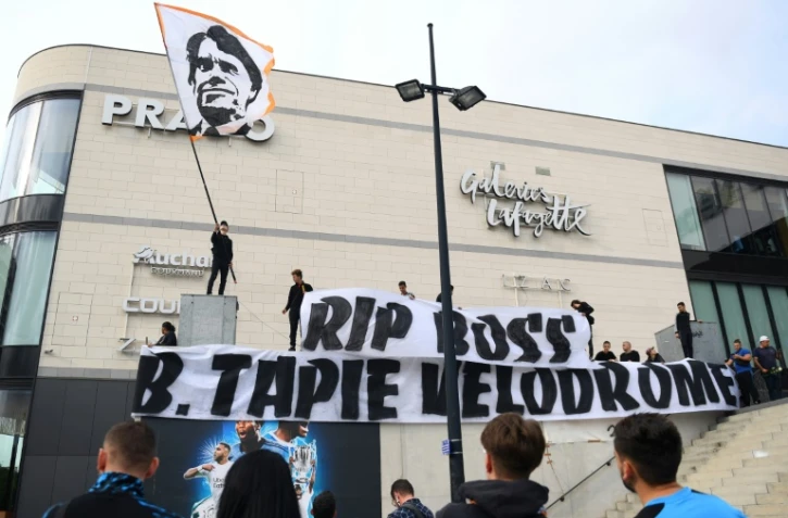 Des supporters marseillais rendent hommage à Bernard Tapie, en déployant une banderole dimanche 3 octobre à Marseille