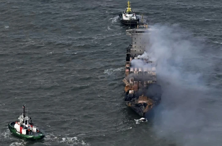 De la fumée s'élève du cargo MV Solong, en mer du Nord, au large de Withernsea, au lendemain de sa collision avec le pétrolier MV Stena Immaculate, le 11 mars 2025 dans l'est de l'Angleterre