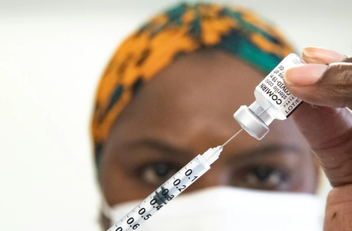 Une soignante prépare une dose du vaccin anti-Covid Pfizer/BioNTech au Marigot, côte nord-est de La Martinique, France, le 30 août 2021