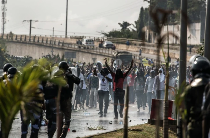 Des partisans de Jean Ping font face aux policiers anti-émeutes, à Libreville, le 31 août 2016