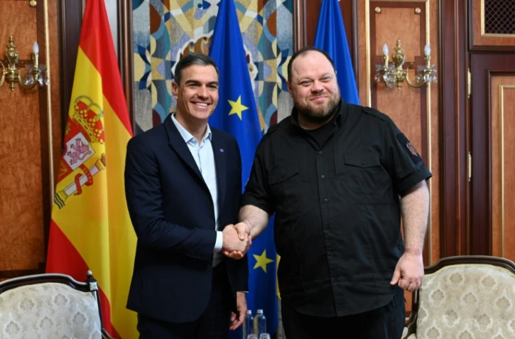 Le Premier ministre espagnol Pedro Sanchez (G) avec le président du Parlement ukrainien Ruslan Stefanchuk à Kiev, le 1er juillet 2023  