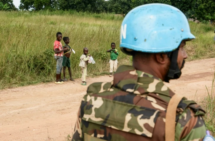 Un Casque bleu de la Minusca sur la route vers Koui, en Centrafrique, le 24 septembre 2020