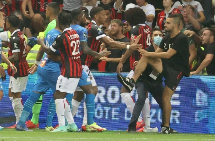 Un supporter aux prises avec les joueurs de Nice-Marseille, interrompu à la 75e après des incidents au stade Allianz Riviera de Nice, le 22 août 2021.