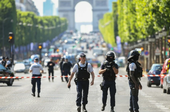 Des policiers sur l'avenue des Champs Elysées le 19 juin 2017
