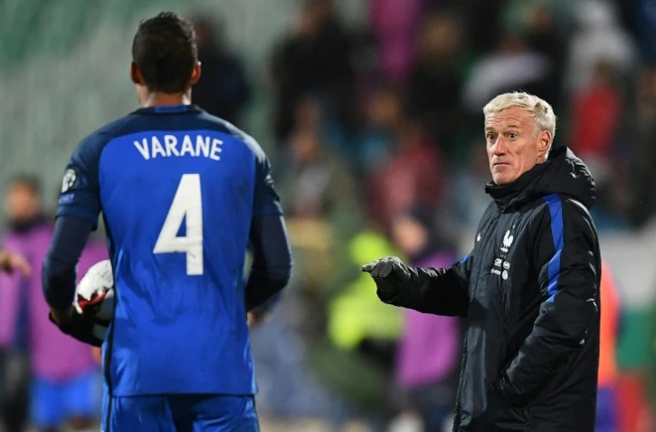 Le sélectionneur des Bleus Didier Deschamps parle avec Raphaël Varane lors du match face à la Bulgarie en qualif pour le Mondial-2018, le 7 octobre 2017 à Sofia