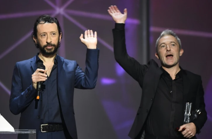 Jean-Philippe Nataf (g) et Jean-Christophe Urbain (d) des Innocents, le 12 février 2016 sont récompensés aux Victoires de la Musique, à Paris