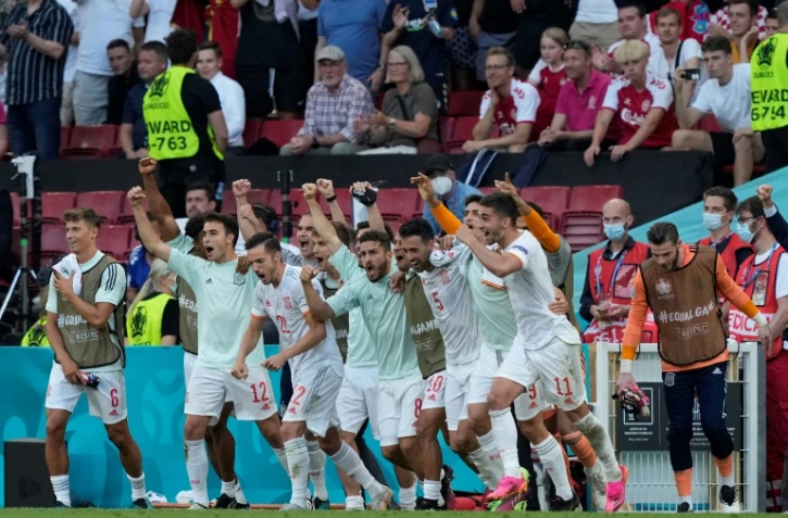 La joie des Espagnols, après leur victoire (3-3, 5-3 après prolongation) contre la Croatie, lors de leur 8e de finale, le 28 juin 2021 à Copenhague
