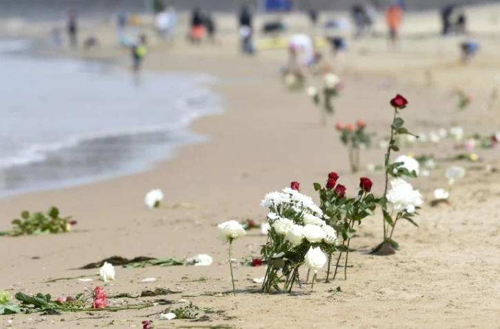 Des fleurs déposées sur la plage des Sables d'Olonne, le 10 juin 2019, en hommage aux trois sauveteurs de la SNSM morts en portant secours à un chalutier