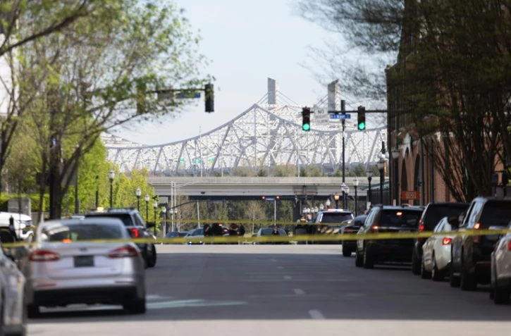 Les forces de l'ordre sur le site d'une fusillade dans le centre de Louisville, dans l'Etat américain du Kentucky, lundi 10 avril 2023