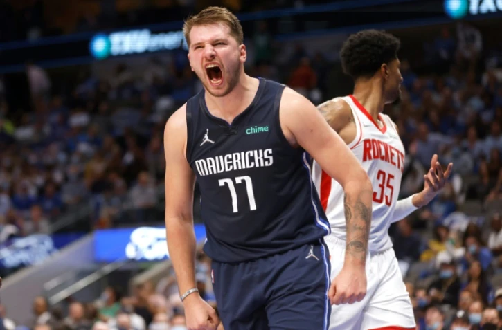 Luka Doncic, des Dallas Mavericks, en NBA contre les Houston Rockets à l'American Airlines Center le 26 octobre 2021 à Dallas, Texas