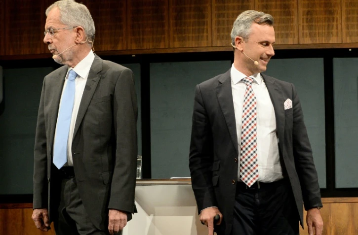 Le candidat écologiste Alexander Van der Bellen (g) et le candidat d'extrême droite Noebert Hofer à leur arrivée sur un plateau de télévision à Vienne, le 27 avril 2016