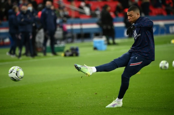 Kylian Mbappé à l'échauffement avec le Paris SG avant un match de L1 contre Saint-Etienne au Parc des Princes le 26 février 2022