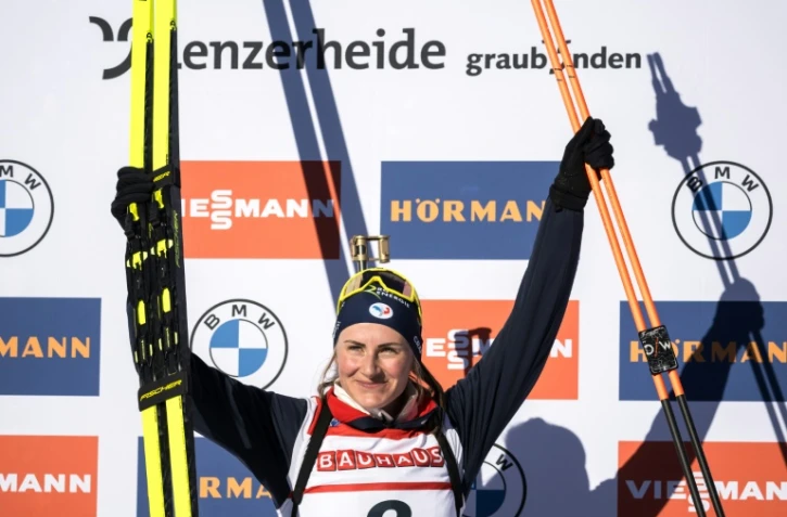 Justine Braisaz-Bouchet sur la plus haute marche du podium de la Mass Start de Lenzerheide, le 17 décembre 2023