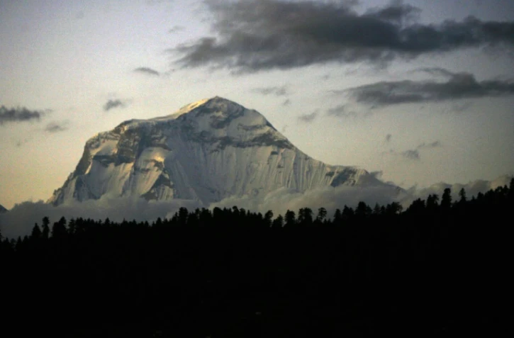 Une vue du massif du Dhaulagiri, à proximité immédiate du Gurja, prise du village de Nagi, à 200 km à l'ouest de Katmandou