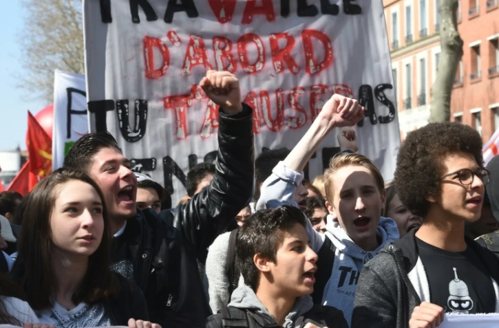 Des jeunes et des étudiants manifestent contre le projet de réforme du travail à Toulouse le 24 mars 2016