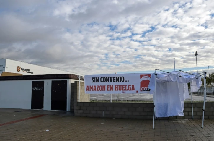 Des salariés d'Amazon en Espagne se mettent en grève, dans les locaux de San Fernando de Henares, le 23 novembre 2018