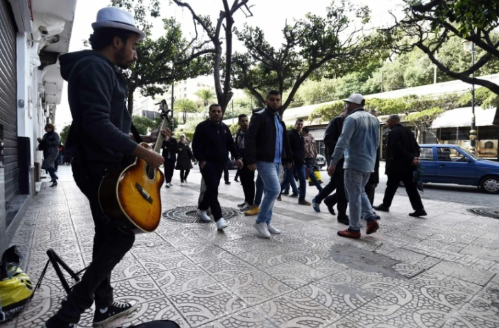 Mohammed Daha, alias Moh Vita Boy, joue dans les rues d'Alger, le 18 février 2016
