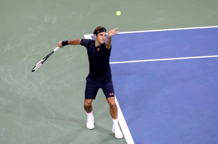 Le Suisse Roger Federer au service face à l'Allemand Peter Gojowczyk au 2e tour du tournoi de Cincinnati (Ohio), le 14 août 2018