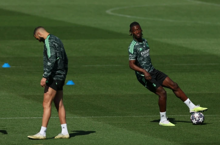Karim Benzema (g) et Eduardo Camavinga, le 11 avril 2023 à l'entraînement à Madrid