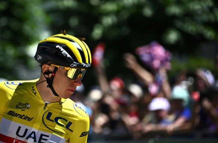 Le maillot jaune du Tour de France Tadej Pogacar avant le départ de la 9e étape le 10 juillet 2022 à Aigle, en Suisse