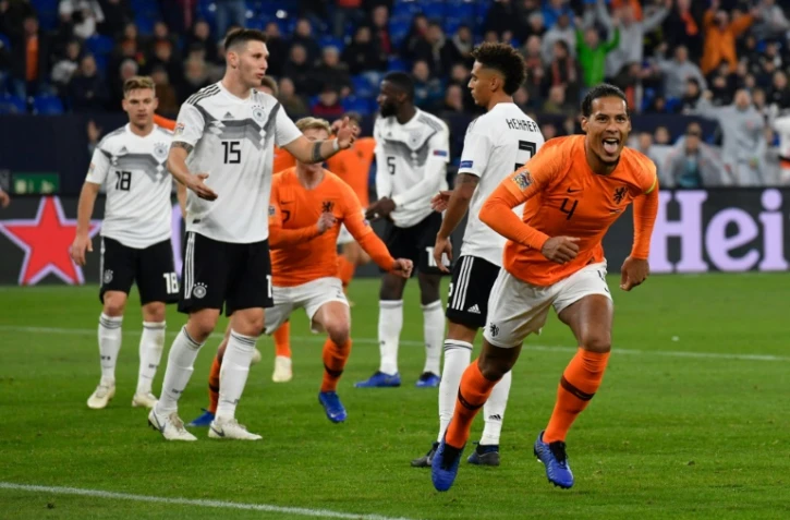 Le défenseur Virgil van Dijk (d) vient d'égaliser (2-2) pour les Pays-Bas contre l'Allemagne en Ligue des nations le 19 novembre 2018 à Gelsenkirchen