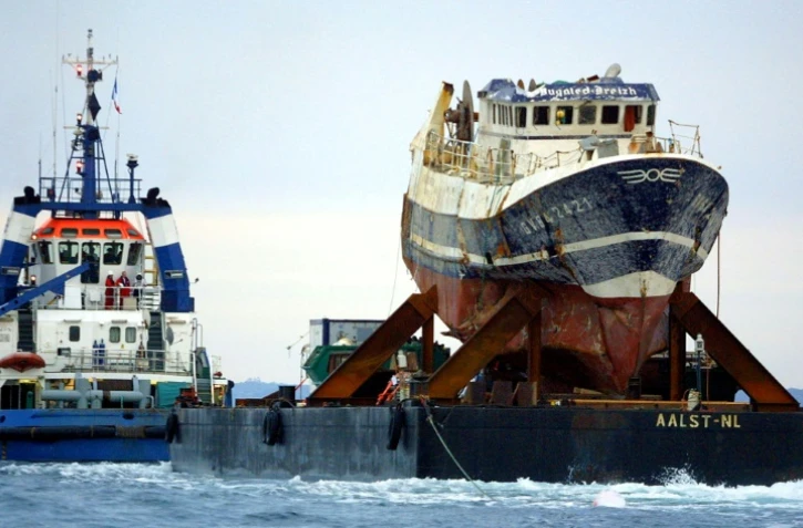 Épave du "Bugaled Breizh" à Brest, le 13 juillet 2004, 6 mois après le drame