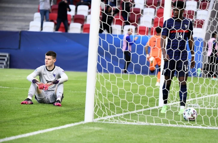 La déception du gardien de but de l'équipe de France, Illan Meslier, et du milieu de terrain, Aurélien Tchouaméni, après la défaite, 2-1 face aux Pays-Bas, en quart de finale de l'Euro-Espoirs, le 31 mai 2021 à Budapest