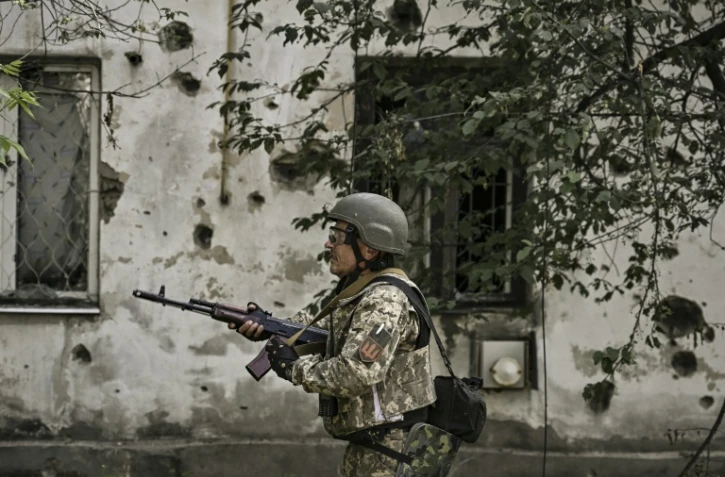 Un soldat ukrainien dans la ville de Lyssytchansk, dans le Donbass, le 30 mai 2022