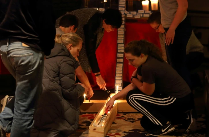 Des personnes se recueillent sur les lieux d'une attaque dans le campus de l'Université de Columbus, le 28 novembre 2016 dans l'Ohio